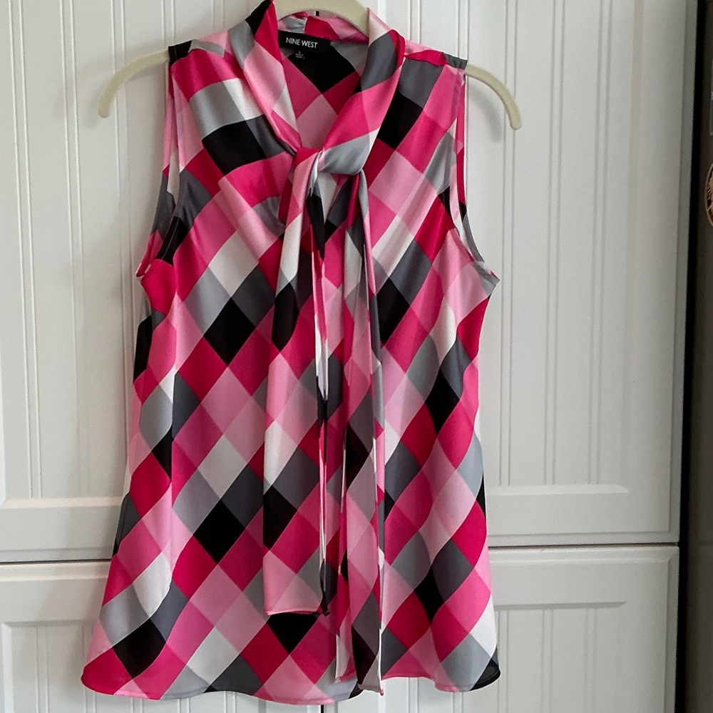 Nine West. 🩷🩶🤍🖤, tie front, sleeveless blouse. Size L